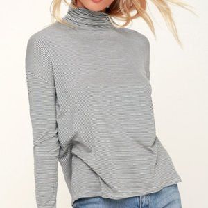 🎉FLASH SALE🎉NWT Lulus Green and White Turtleneck